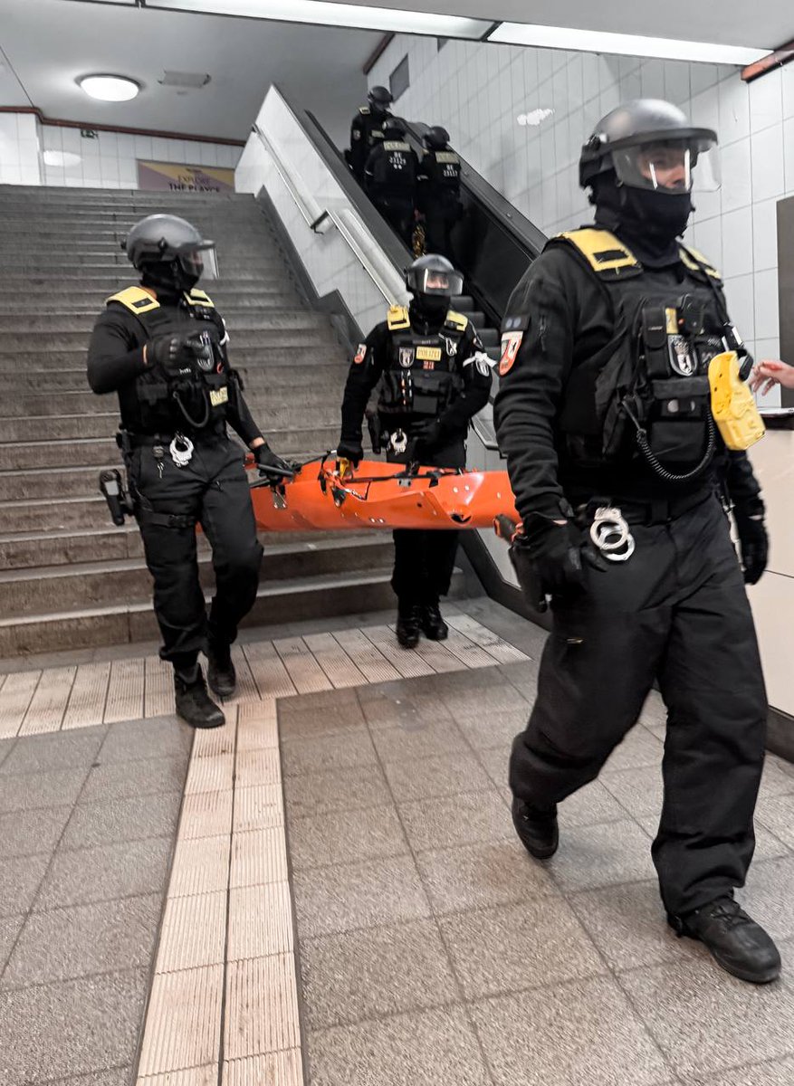 polizeiberlin's tweet photo. Was passiert, wenn ein Zug plötzlich zwangsgebremst wird, Rauch aufsteigt, Menschen verletzt sind – und viele gleichzeitig den #Notruf110 & den #Notruf112 wählen? 🚨
Dann müssen Kommunikation, Koordination & Zusammenarbeit aller Einsatzkräfte reibungslos funktionieren.
Genau das trainieren wir heute mit @bpol_b, @berliner_fw, @DB_Bahn & @SBahnBerlin am #PotsdamerPlatz in einer groß angelegten #Notfallübung.
Ein realistisches Szenario für wertvolle Erkenntnisse. Für mehr Sicherheit im Ernstfall.
^tsm