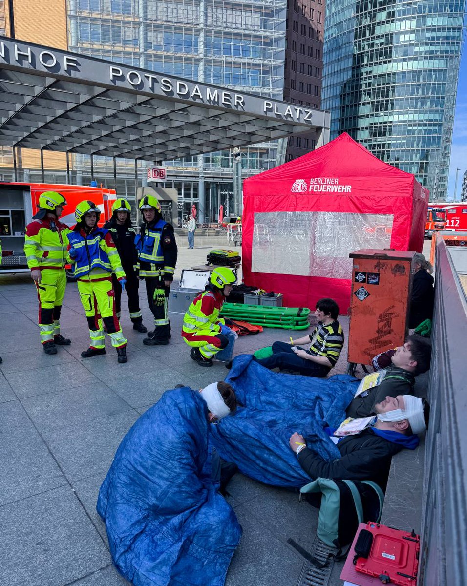polizeiberlin's tweet photo. Was passiert, wenn ein Zug plötzlich zwangsgebremst wird, Rauch aufsteigt, Menschen verletzt sind – und viele gleichzeitig den #Notruf110 & den #Notruf112 wählen? 🚨
Dann müssen Kommunikation, Koordination & Zusammenarbeit aller Einsatzkräfte reibungslos funktionieren.
Genau das trainieren wir heute mit @bpol_b, @berliner_fw, @DB_Bahn & @SBahnBerlin am #PotsdamerPlatz in einer groß angelegten #Notfallübung.
Ein realistisches Szenario für wertvolle Erkenntnisse. Für mehr Sicherheit im Ernstfall.
^tsm