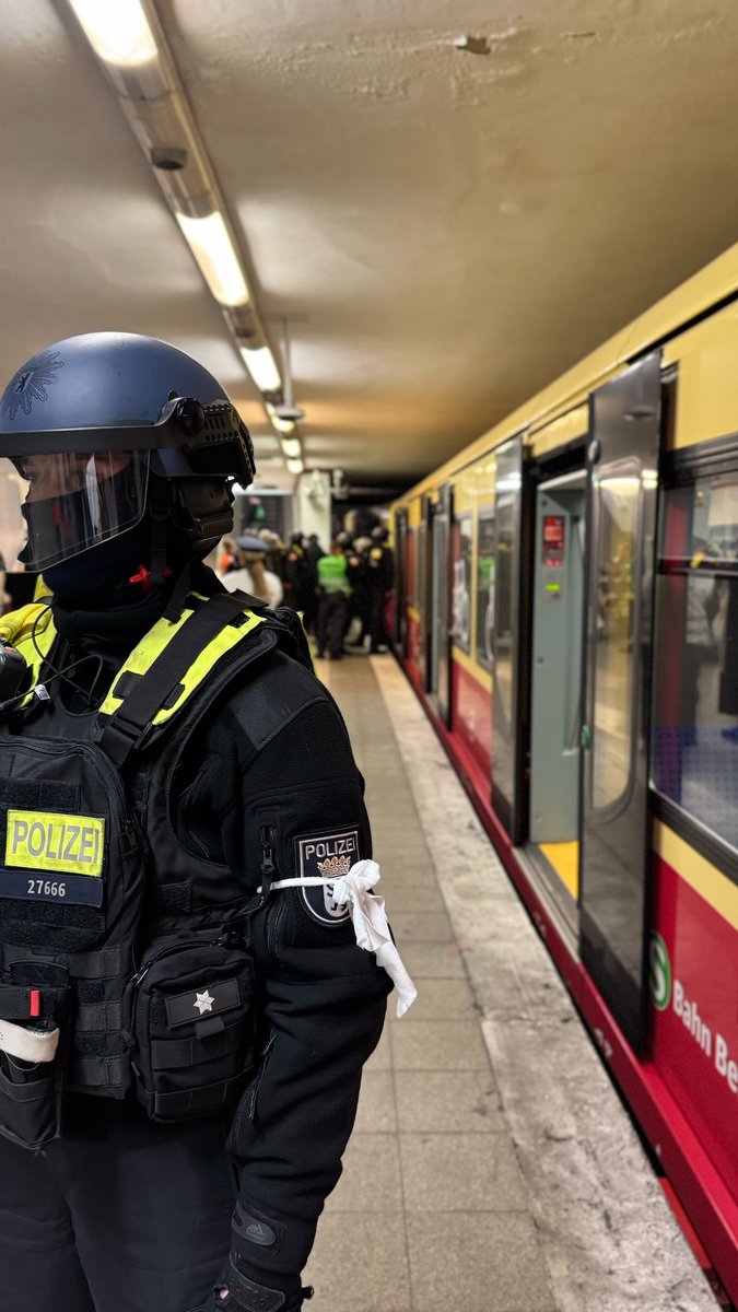 polizeiberlin's tweet photo. Was passiert, wenn ein Zug plötzlich zwangsgebremst wird, Rauch aufsteigt, Menschen verletzt sind – und viele gleichzeitig den #Notruf110 & den #Notruf112 wählen? 🚨
Dann müssen Kommunikation, Koordination & Zusammenarbeit aller Einsatzkräfte reibungslos funktionieren.
Genau das trainieren wir heute mit @bpol_b, @berliner_fw, @DB_Bahn & @SBahnBerlin am #PotsdamerPlatz in einer groß angelegten #Notfallübung.
Ein realistisches Szenario für wertvolle Erkenntnisse. Für mehr Sicherheit im Ernstfall.
^tsm