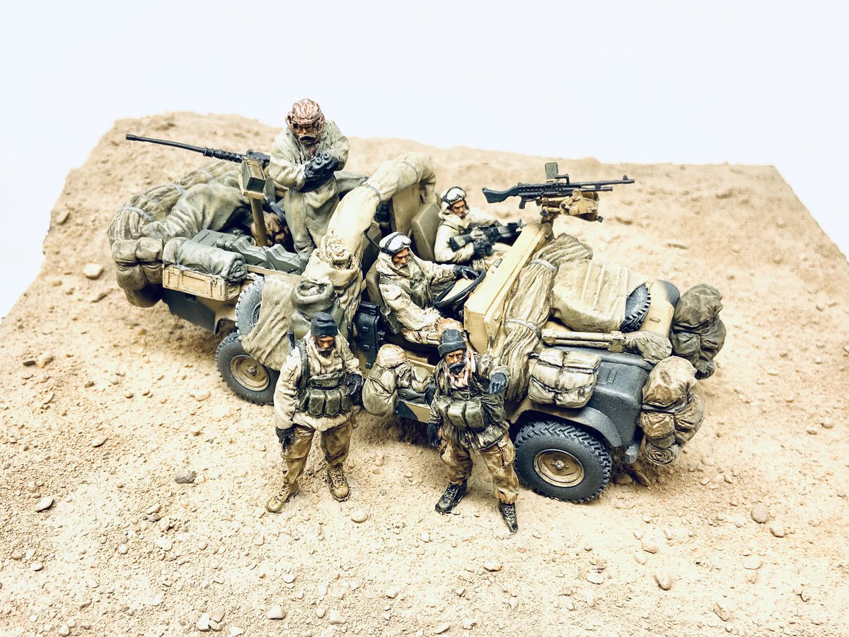 TSMODELHANGAR's tweet image. Hi everyone,
Allow me to share with you my latest work “BLADES IN THE DESERT”
This 1/35 scale vignette depicts a British SAS patrol behind enemy lines in Western Iraq during January 1991 sent out to find enemy scud missile launchers and degrade the enemy’s communications