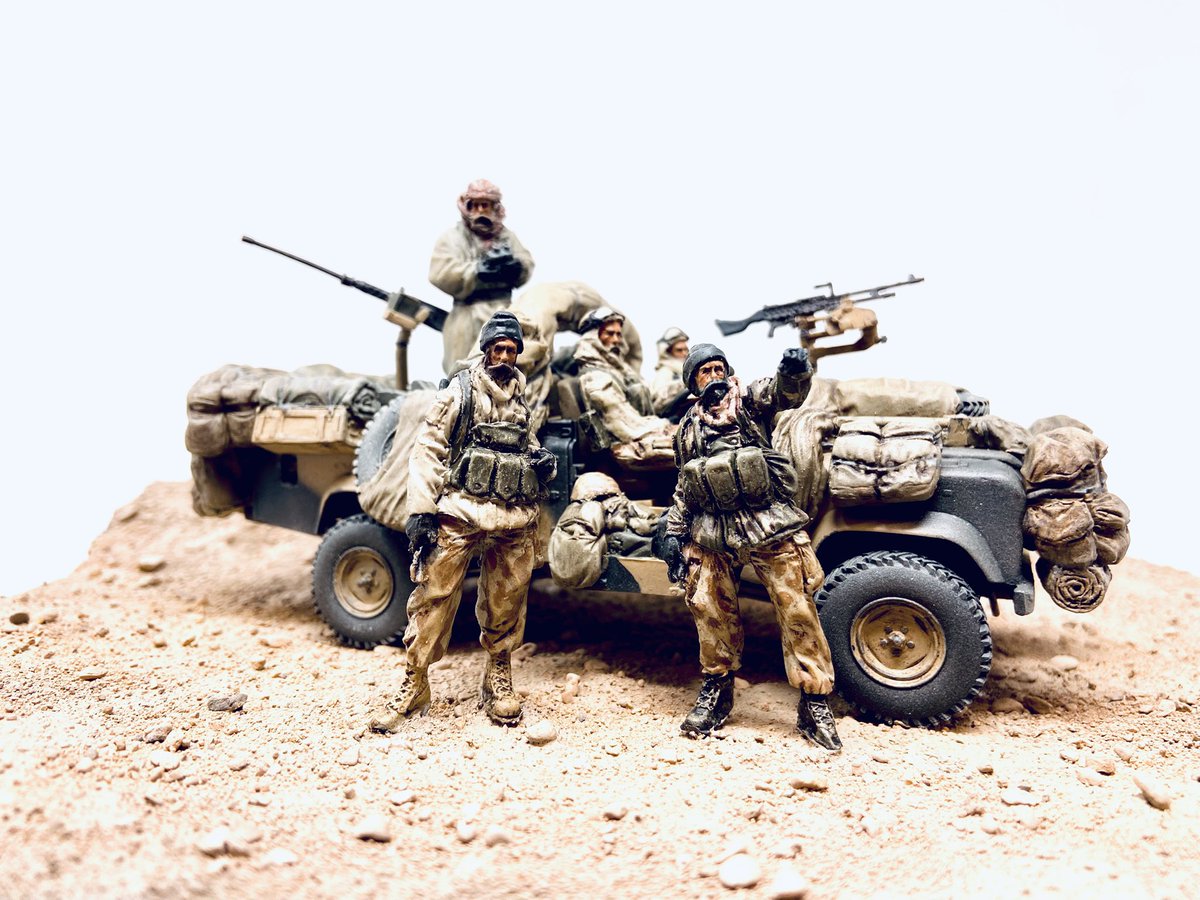 TSMODELHANGAR's tweet image. Hi everyone,
Allow me to share with you my latest work “BLADES IN THE DESERT”
This 1/35 scale vignette depicts a British SAS patrol behind enemy lines in Western Iraq during January 1991 sent out to find enemy scud missile launchers and degrade the enemy’s communications
