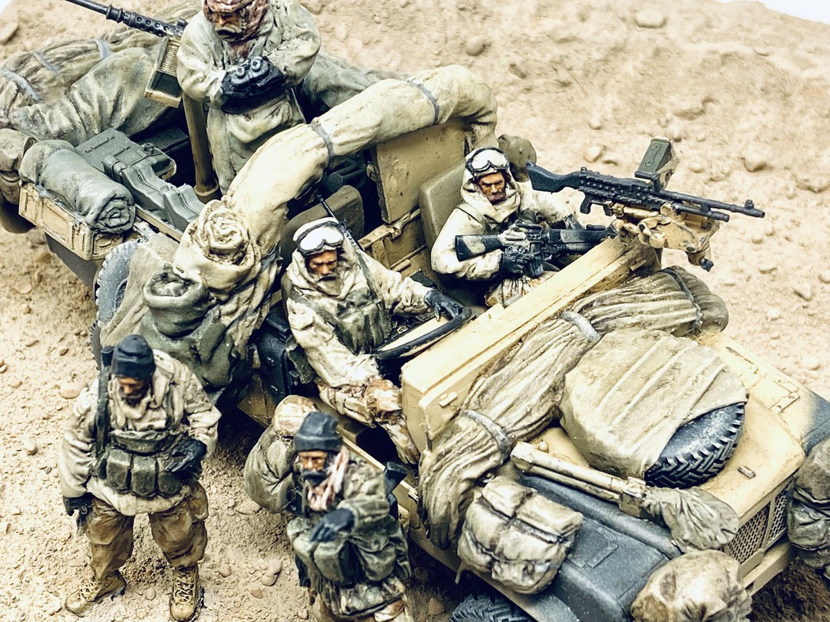 TSMODELHANGAR's tweet image. Hi everyone,
Allow me to share with you my latest work “BLADES IN THE DESERT”
This 1/35 scale vignette depicts a British SAS patrol behind enemy lines in Western Iraq during January 1991 sent out to find enemy scud missile launchers and degrade the enemy’s communications