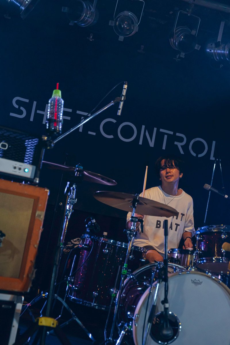 terushi0121's tweet photo. エイトビートTシャツの受注は本日いっぱいまでです！
ex.SHIFT_CONTROLで最近はKOTORIのサポートでも活躍中のリオ君(@Rio0089)も広告塔です。
素晴らしいドラマーたちが愛着してくれてることは僕の誇りです。
お問い合わせはDMまでお願いします！！ https://t.co/XwDtkjh5QX