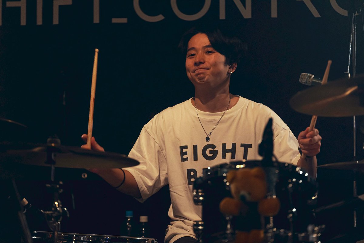 terushi0121's tweet photo. エイトビートTシャツの受注は本日いっぱいまでです！
ex.SHIFT_CONTROLで最近はKOTORIのサポートでも活躍中のリオ君(@Rio0089)も広告塔です。
素晴らしいドラマーたちが愛着してくれてることは僕の誇りです。
お問い合わせはDMまでお願いします！！ https://t.co/XwDtkjh5QX