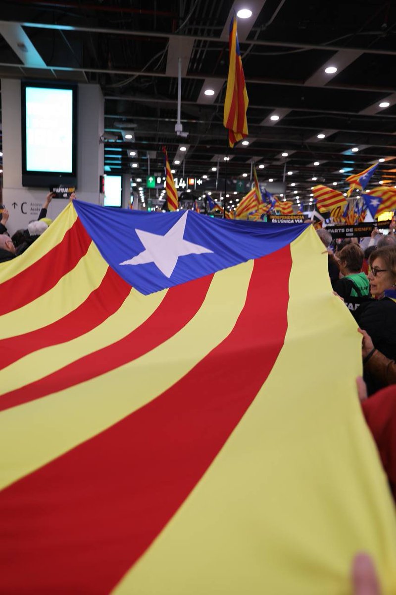 ⬛️⬜️✊Hem col·lapsat de queixes l’estació de Sants!

Estem farts del caos deliberat a RENFE que patim cada dia!

Hi som! Passem de la queixa a l’acció!

Independència! És l’única via