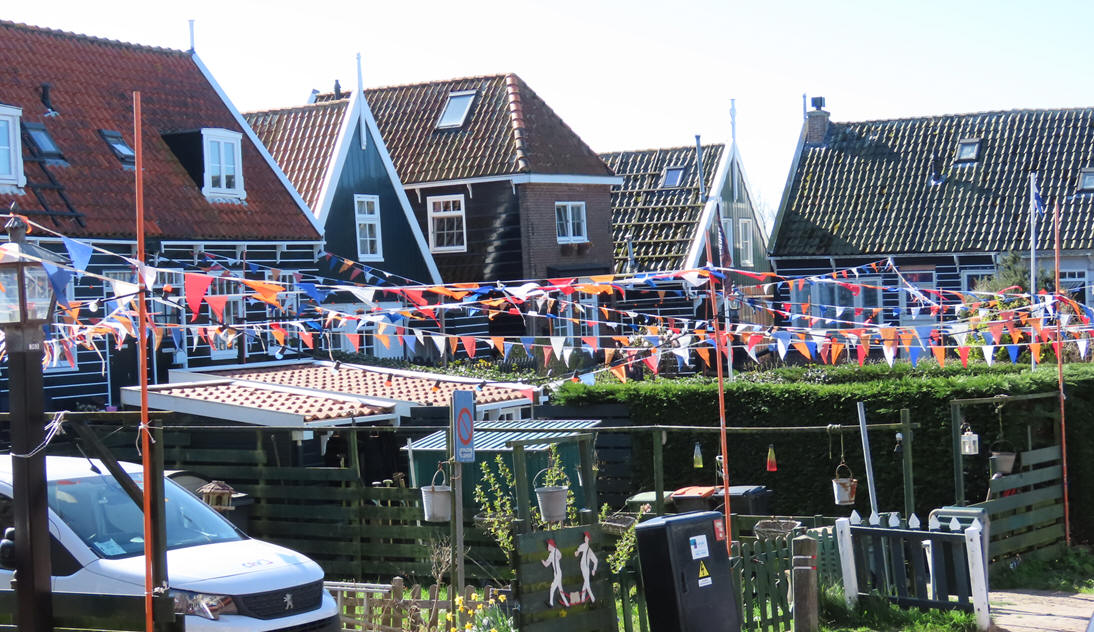 MarkerNews's tweet photo. Eerste vlaggetjes hangen reeds voor Koningsdag &amp; Bevrijdingsdag
https://t.co/6j1QcZcWVb #Marken #Koningsdag #verlichting #versiering #versieringen #COVMarken #vlaggetjes #poorten #NieuweErf #Kerkbuurt #Bevrijdingsdag https://t.co/Gi8GsrrBtk