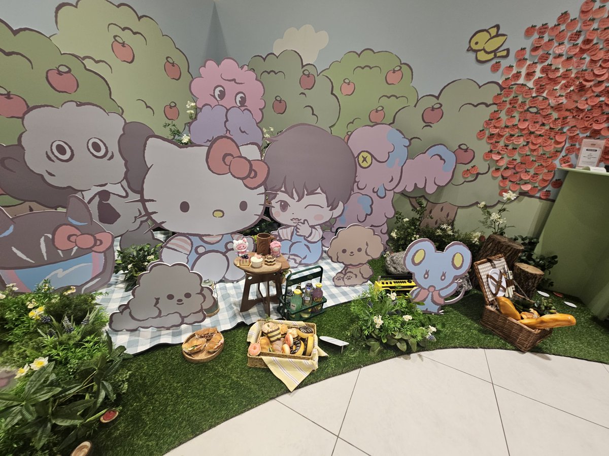 Xiohhhh's tweet photo. 헬료키티 팝업 방문
#KEY #HELLOKITTY #Where_is_KEY_with_HELLOKITTY #위드뮤 https://t.co/y7PVgXNhMc