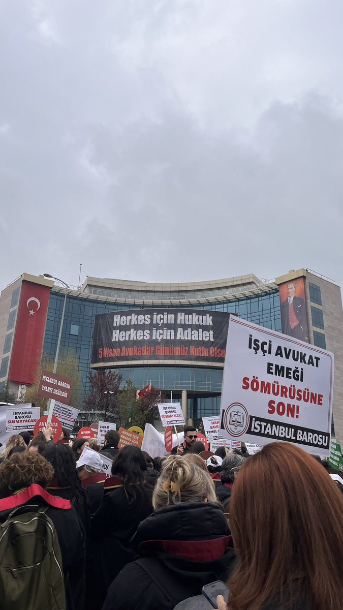peliinnns's tweet photo. Adaletin sesi olan tüm meslektaşlarımın günü kutlu olsun! https://t.co/IgLTUsL4hx