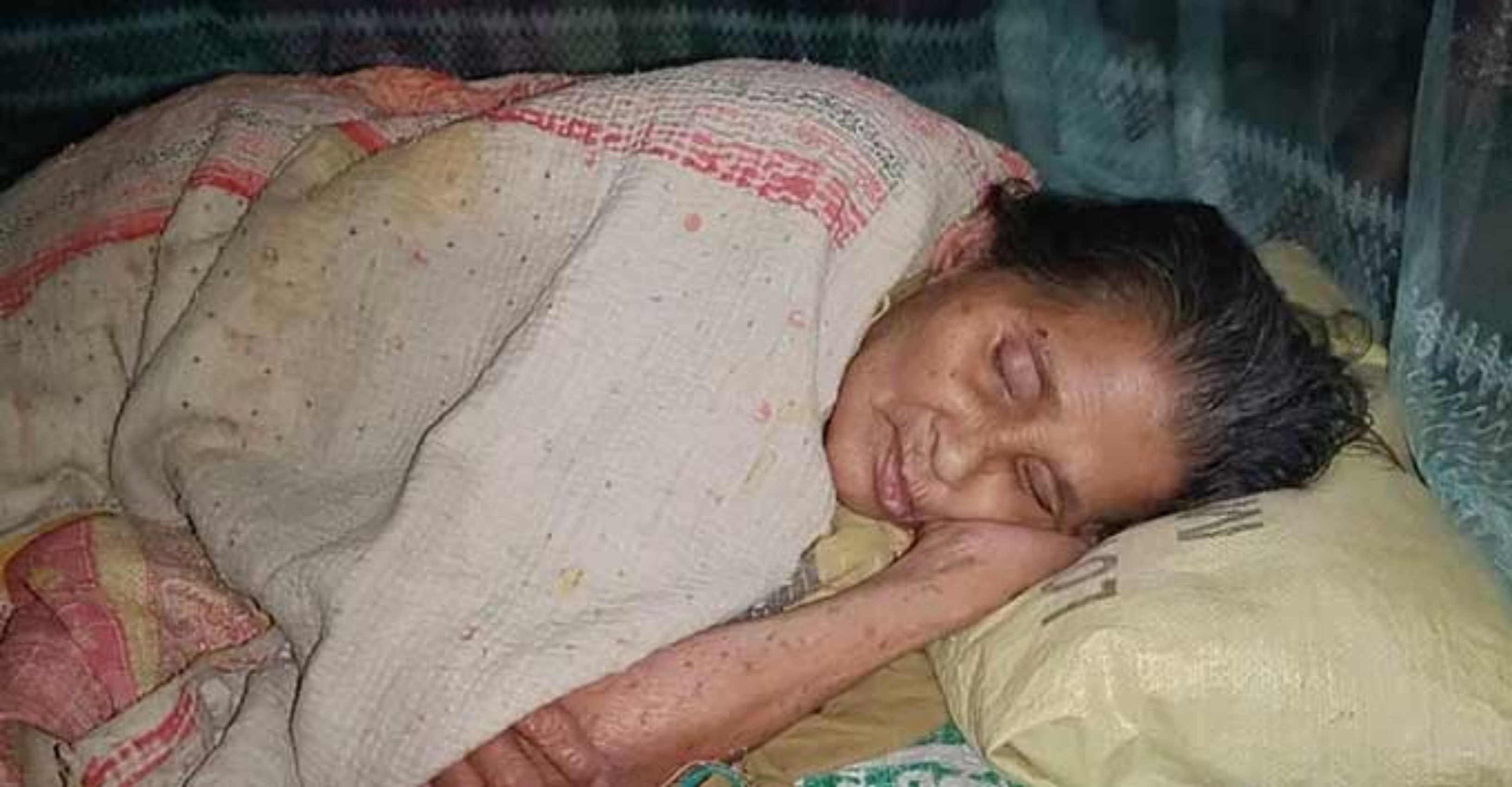 নওগাঁয় সম্পত্তির জন্য বৃদ্ধা মাকে মাঠে ফেলে গেলো সন্তান