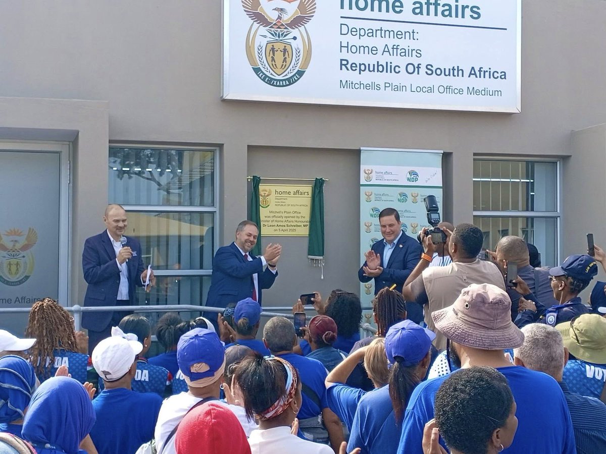 geordinhl's tweet image. For years we complained about the quality of Home Affairs service in Mitchells Plain. 

The new Minister @Leon_Schreib set about fixing it, and in a matter of months, we are here officially opening the beautiful new @HomeAffairsSA office in Mitchells Plain. 

Smart, modern,…