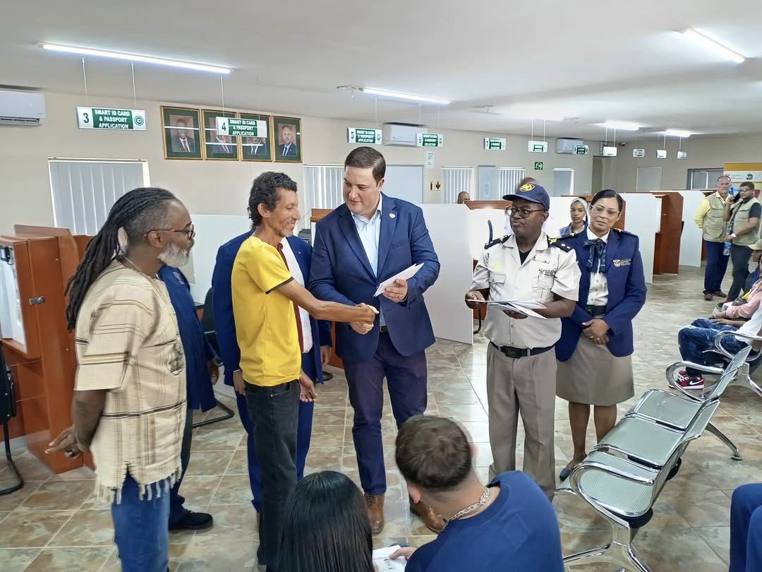 geordinhl's tweet image. For years we complained about the quality of Home Affairs service in Mitchells Plain. 

The new Minister @Leon_Schreib set about fixing it, and in a matter of months, we are here officially opening the beautiful new @HomeAffairsSA office in Mitchells Plain. 

Smart, modern,…