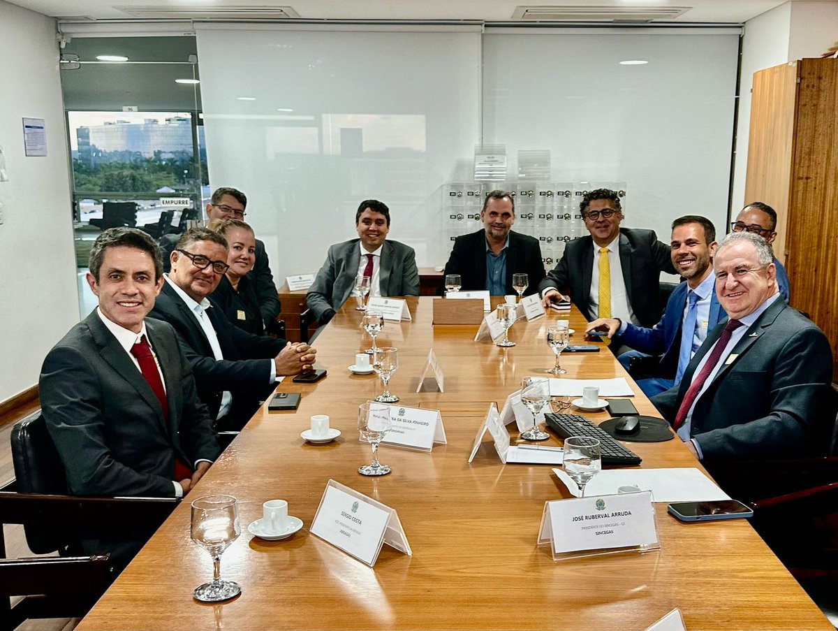 ABRAGS2's tweet image. Abragás e Sindicatos em reunião no Palácio do Planalto com os Ministros da Casa Civil Rui Costa, de Minas e Energia, Alexandre Silveira, os Secretários de Petróleo e Gás do MME Pietro Mendes, Casa Civil Bruno Moretti e o Dep. Fed. Alencar Santana. Na pauta o "Programa para todos"