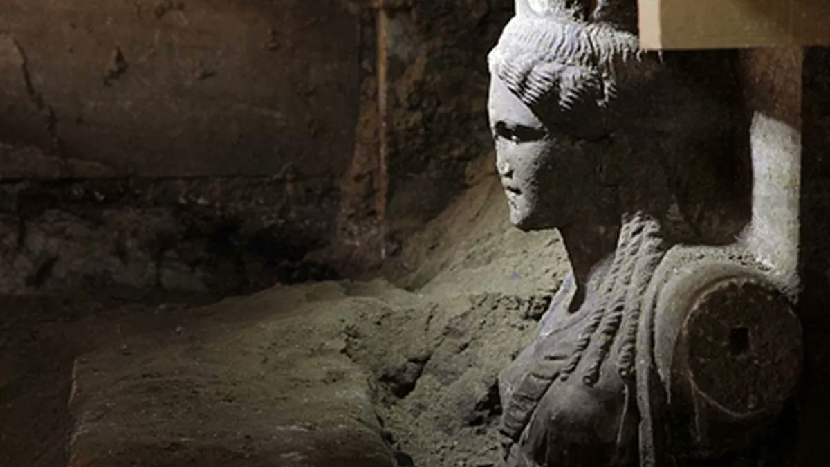 Été 2012, au nord d’Amphipolis. Alors qu’une équipe grecque mène des fouilles estivales sur la colline Kasta, connue depuis les années 60 pour abriter les tombes d’une nécropole archaïque, elle met au jour, par le plus grand des hasards, un mur de marbre remarquablement conservé.
