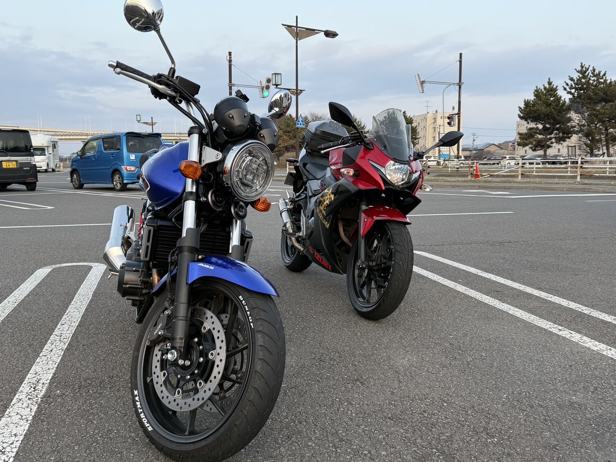 PlanningEnergy's tweet photo. 同級生とプチツーリング

お互いオッサンなんだが…
あれから30年も経ち…
二人で走ると…
青春時代から全く成長していない😆
＃CB400SF
＃GSX250R https://t.co/9sXsilxgPH