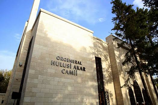 Gerçek bir askerin, kahraman bir komutanın ismi kışlaya verilir.