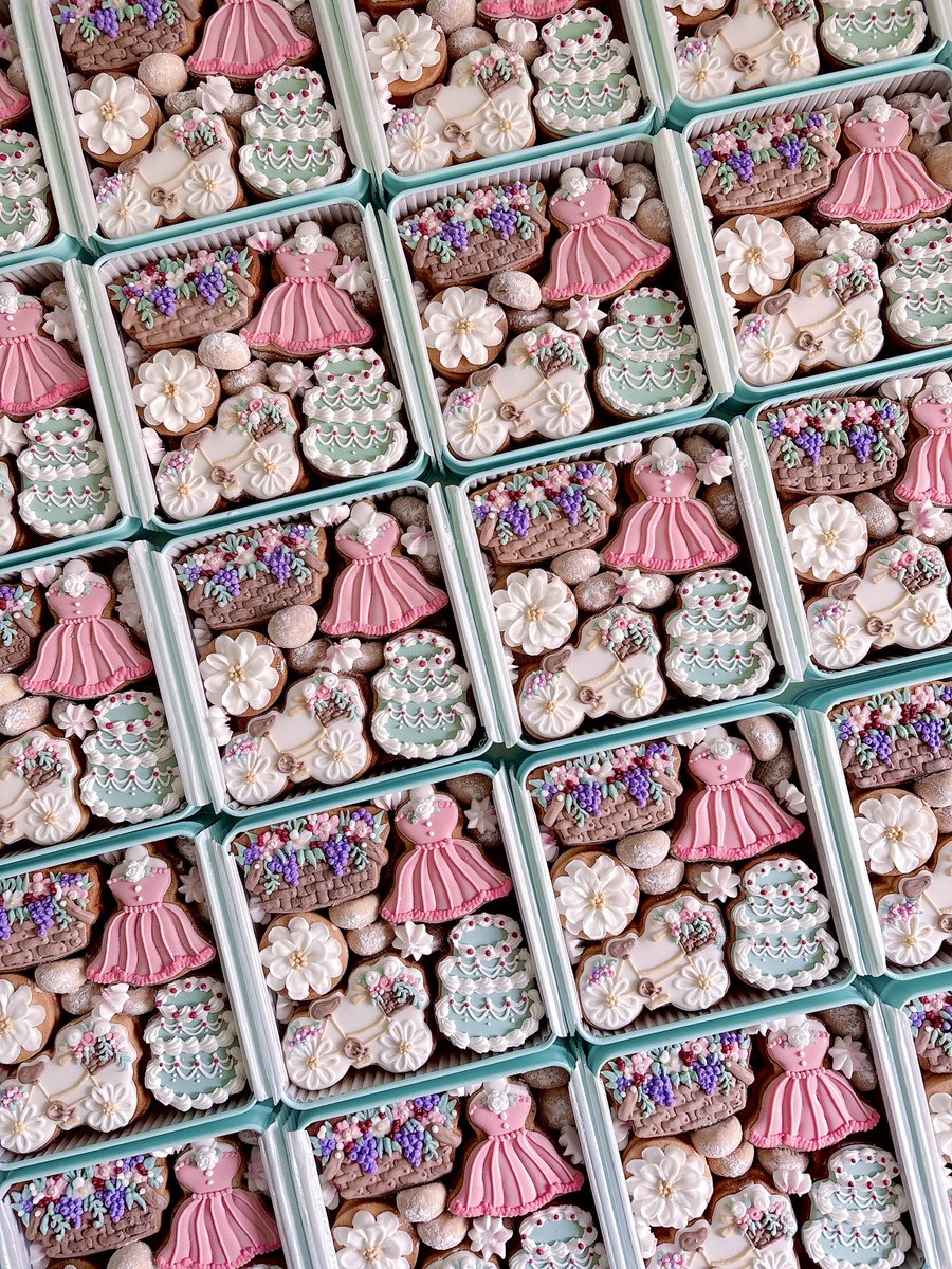 FrancescaSweets's tweet photo. ずら〜っと並んだ春のクッキー缶が可愛いので見て欲しい🍪💐 https://t.co/BTm6GXWWCa