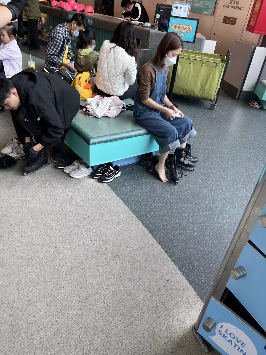 Pinke1088's tweet image. 溜冰场碰到的短发美女  这袜子痕迹满满的  完整版群内更新 预览群主页 会员群自助进群观看#原味 #原味棉袜 #原味袜子 #扫楼