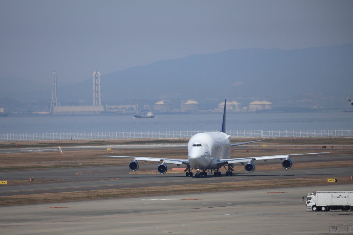 ryuukan96's tweet photo. GIANT 5Y4312 ANC-NGO B747-400LCF #N249BA arrival
#ファインダー越しの私の世界 #セントレア #セントレア写真部 #中部国際空港 #RJGG #NGO #AtlasAirWorldwide #B747400LCF #Dreamlifter #ドリームリフター https://t.co/rlt6sDBpc9