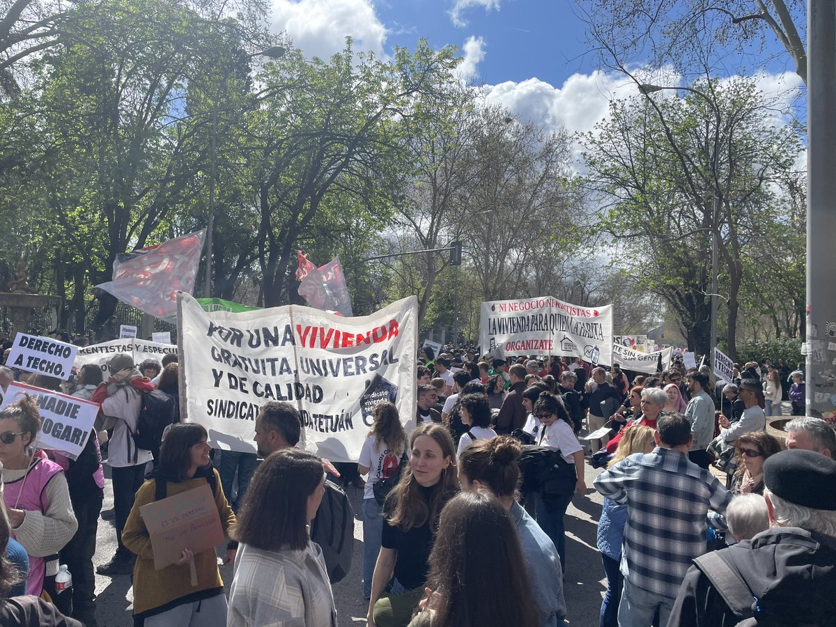 La #vivienda es un derecho, no un negocio. Lleno el Paseo del Prado en la manifestación por la vivienda de Madrid, y acaba de empezar.  Urgen medidas para bajar los alquileres y combatir la especulación.