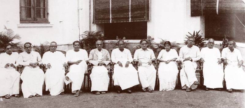 BMKTM's tweet image. ✍️നമ്മൾ എങ്ങനെ നമ്മളായെന്ന ചോദ്യത്തിന് ചരിത്രം നൽകിയ ഉത്തരമാണ് 1957 ഏപ്രിൽ അഞ്ചിന് അധികാരത്തിൽ വന്ന ഒന്നാം കമ്മ്യൂണിസ്റ്റ് ഗവൺമെൻറ്. "പാമ്പുകൾക്ക് മാളമുണ്ട്
പറവകൾക്ക് ആകാശമുണ്ട്
മനുഷ്യ പുത്രന് തല ചായിക്കാൻ
മണ്ണിൽ ഇടമില്ല"
എന്ന് വിലപിച്ചിരുന്ന കാലത്താണ് 1956 ൽ ഐക്യകേരളം നിലവിൽ…