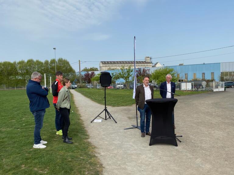 Inauguration du terrain de foot synthétique de #MeslayDuMaine le 9ème soutenu par le conseil départemental <a href="/lamayenne/">La Mayenne, le Département</a> pour 150000€ dans le cadre du plan infra construit avec ancien président Loison de la <a href="/LigueFootLFPL/">Ligue de F⭐ ⭐tball des Pays de la Loire</a> Tout le territoire couvert pour mieux accompagner les clubs
