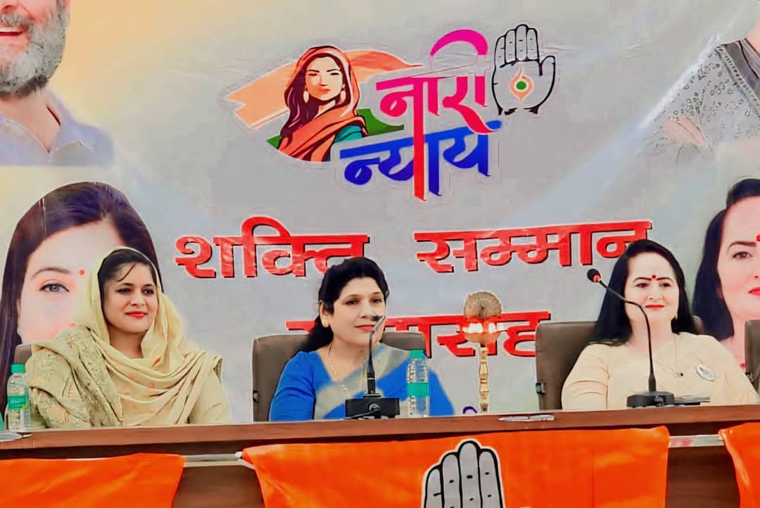 Raziyabano786's tweet photo. *महिला कांग्रेस द्वारा सम्मानित किए जाने पर हृदय से आभार!
महिला कांग्रेस  की राष्ट्रीय अध्यक्ष आदरणीया @LambaAlka जी एवं प्रदेश अध्यक्ष आदरणीया @SudhaHpmc जी द्वारा सम्मानित करने पर मैं उनका हृदय से आभार व्यक्त करती हूँ💐🙏  लड़की हूँ लड़ सकती हूँ https://t.co/rSUZBPNCJa