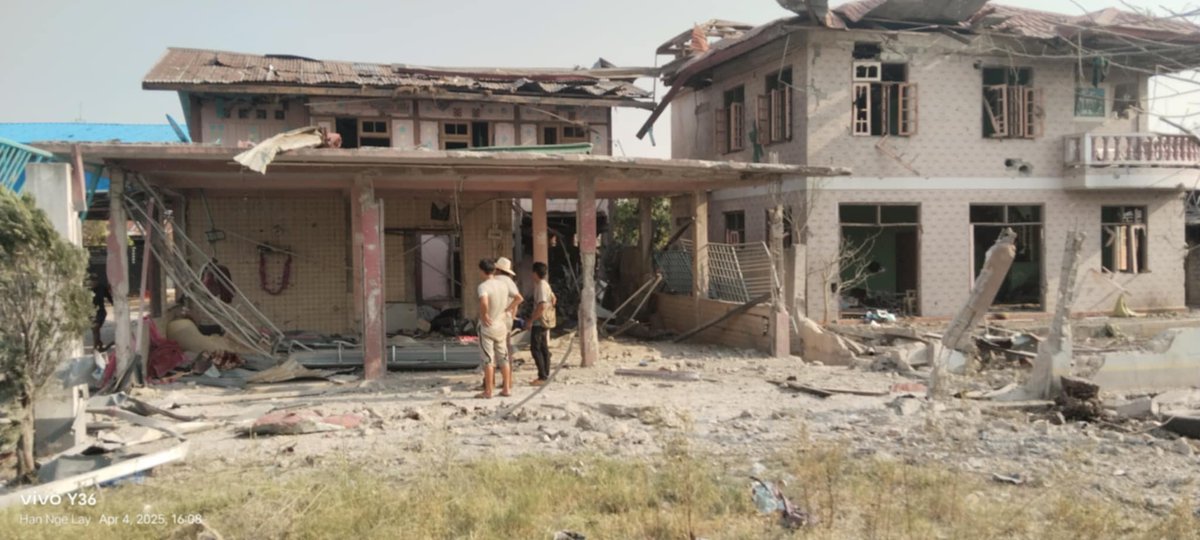 IrrawaddyNews's tweet photo. Junta air and artillery strikes killed five people in Moebye town on the  border of Karenni and Shan states on Thursday, breaching its April 22  ceasefire.

(Photo: Moebye on April 4) #WhatsHappeningInMyanmar https://t.co/HQRSSIXWyU