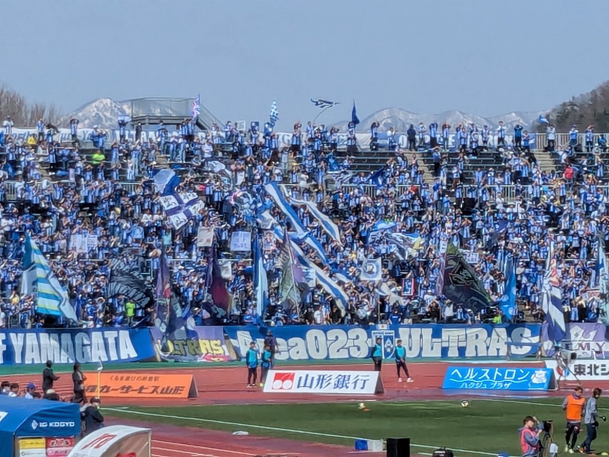noriko2525go's tweet photo. 本日の地元サッカー⚽️チームの応援は
いつものゴール裏ではなく
こちら側から…試合に集中できる？場所🤣
モンテ　頑張れ💪
ジュビロ磐田さんサポーターの方も沢山来てくれて素晴らしい応援です。
#モンテディオ山形　#ジュビロ磐田 https://t.co/sRuubCcu6o