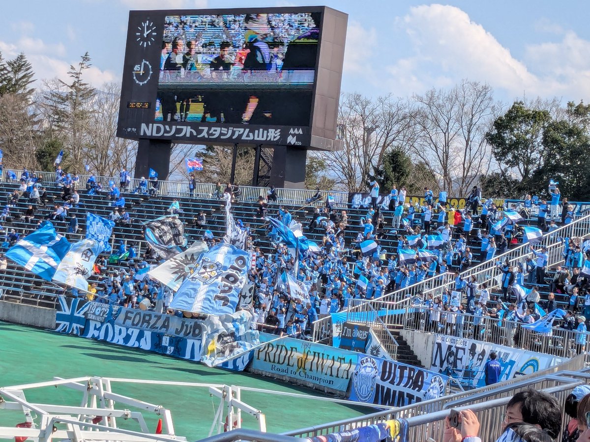 noriko2525go's tweet photo. 本日の地元サッカー⚽️チームの応援は
いつものゴール裏ではなく
こちら側から…試合に集中できる？場所🤣
モンテ　頑張れ💪
ジュビロ磐田さんサポーターの方も沢山来てくれて素晴らしい応援です。
#モンテディオ山形　#ジュビロ磐田 https://t.co/sRuubCcu6o