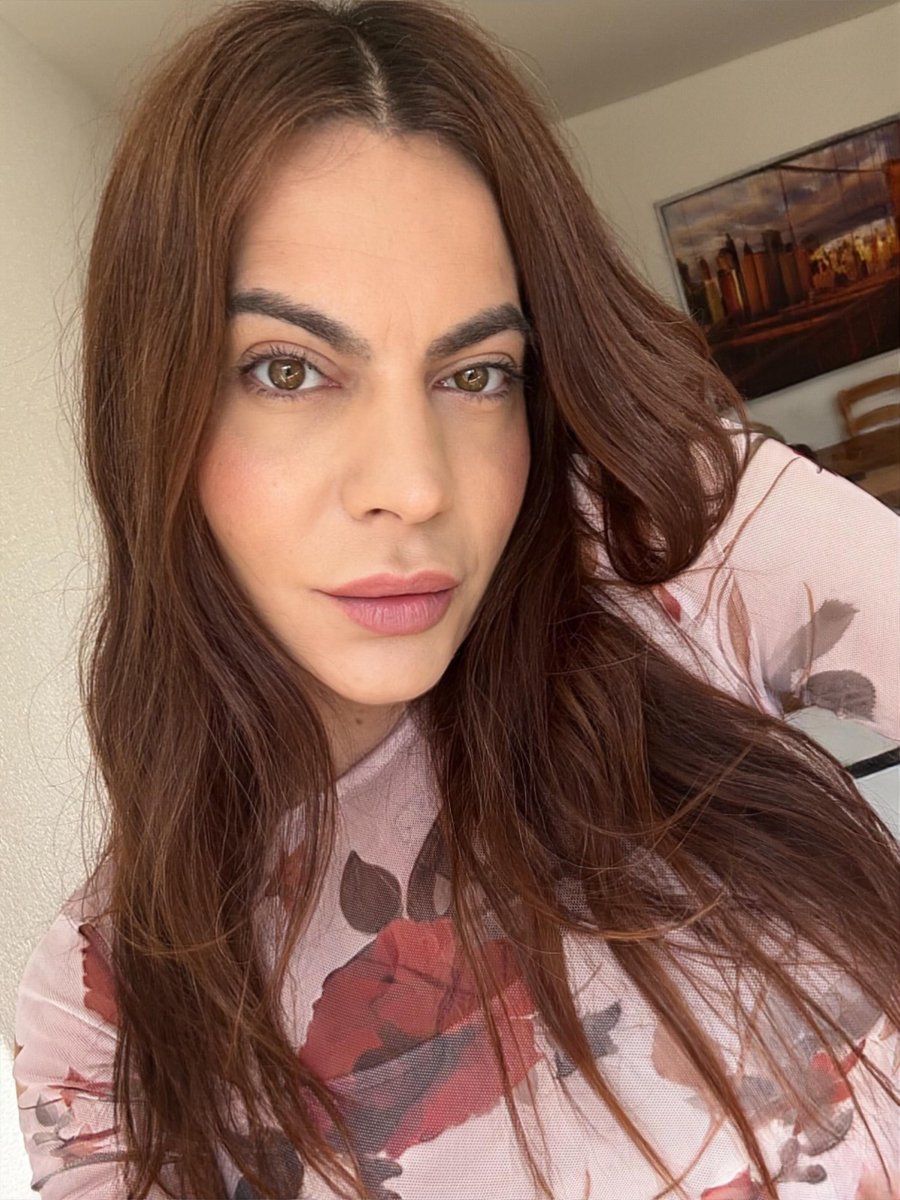georgiaaanik's tweet photo. Μερικοί λένε ότι δεν τους αρέσω μόνο και μόνο επειδή είμαι τρανς..
Τι να κάνουμε, πάντα θα υπάρχουν άνθρωποι που δεν έχουν γούστο..😏

Καλημέρα μας! https://t.co/Eje1qPg0Jz