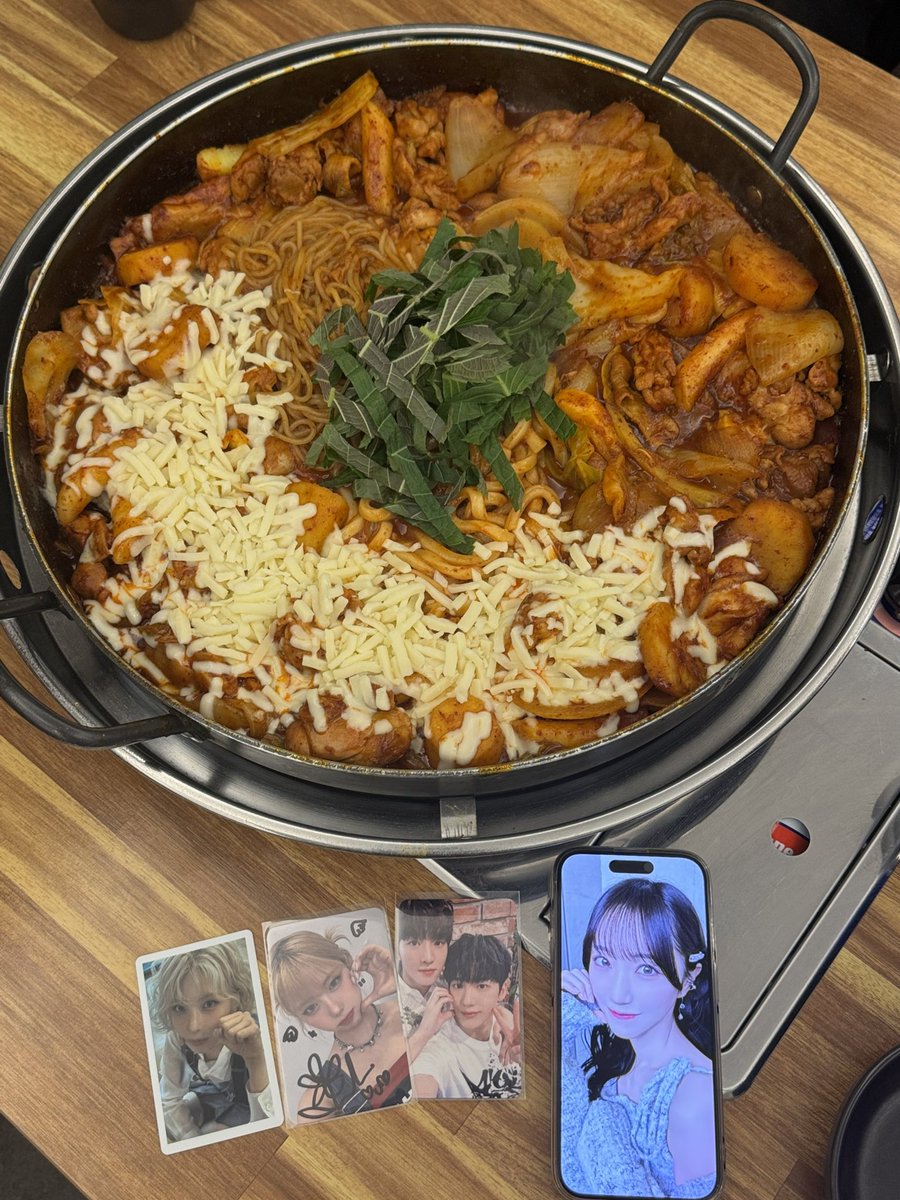 dotori_village's tweet photo. 어제 여기가서 우동쫄면고구마 추가한
치즈닭갈비 떵개함… 정말 맛있었어요
너무 배불러서 볶음밥 못먹은게 아쉬워….. https://t.co/z99YzzBgfH