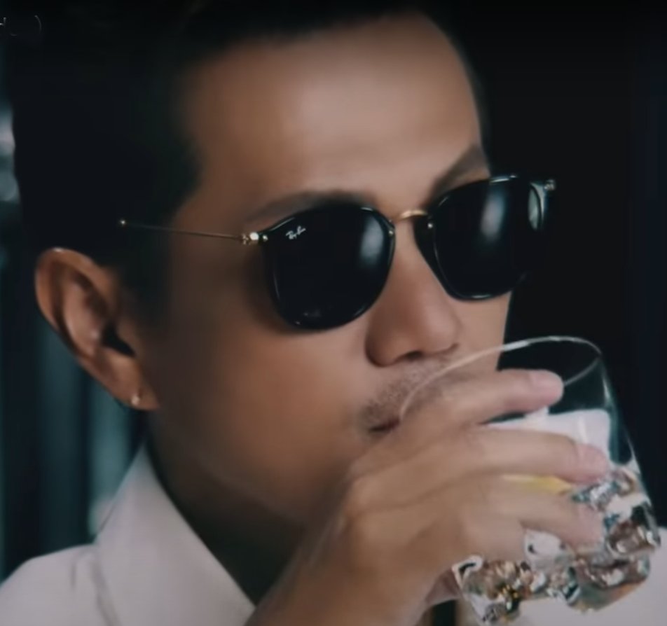 ayamiya2010's tweet photo. ATSUSHIさん。最近着用のサングラス
EIGHTやLove  Thang(Music Video)で着用
RayBanなのに、激レアモデルとなっています https://t.co/nPTNClPhab