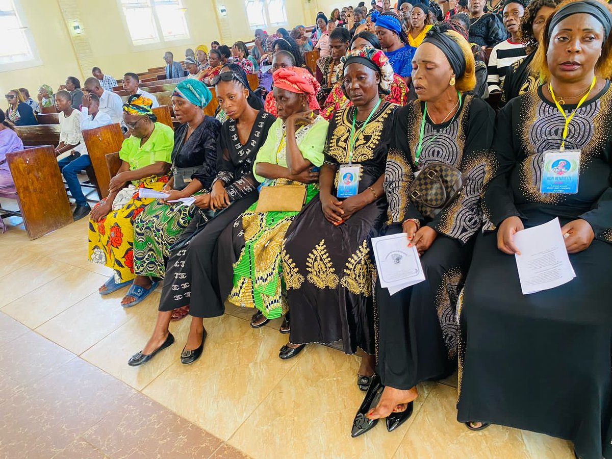 's tweet image. La SIFA en charge de #gérer les #familles et les #enfants la puissante @helene_kayakez .
rend la dernière #hommage à sa grand mère KON HENRIETTE 
que le bon Dieu, vous #réconforte, vous #consolez madame.
@ChristianMasud_ @BillyKambale1 @AudreyBombolo @jacquelinemputu