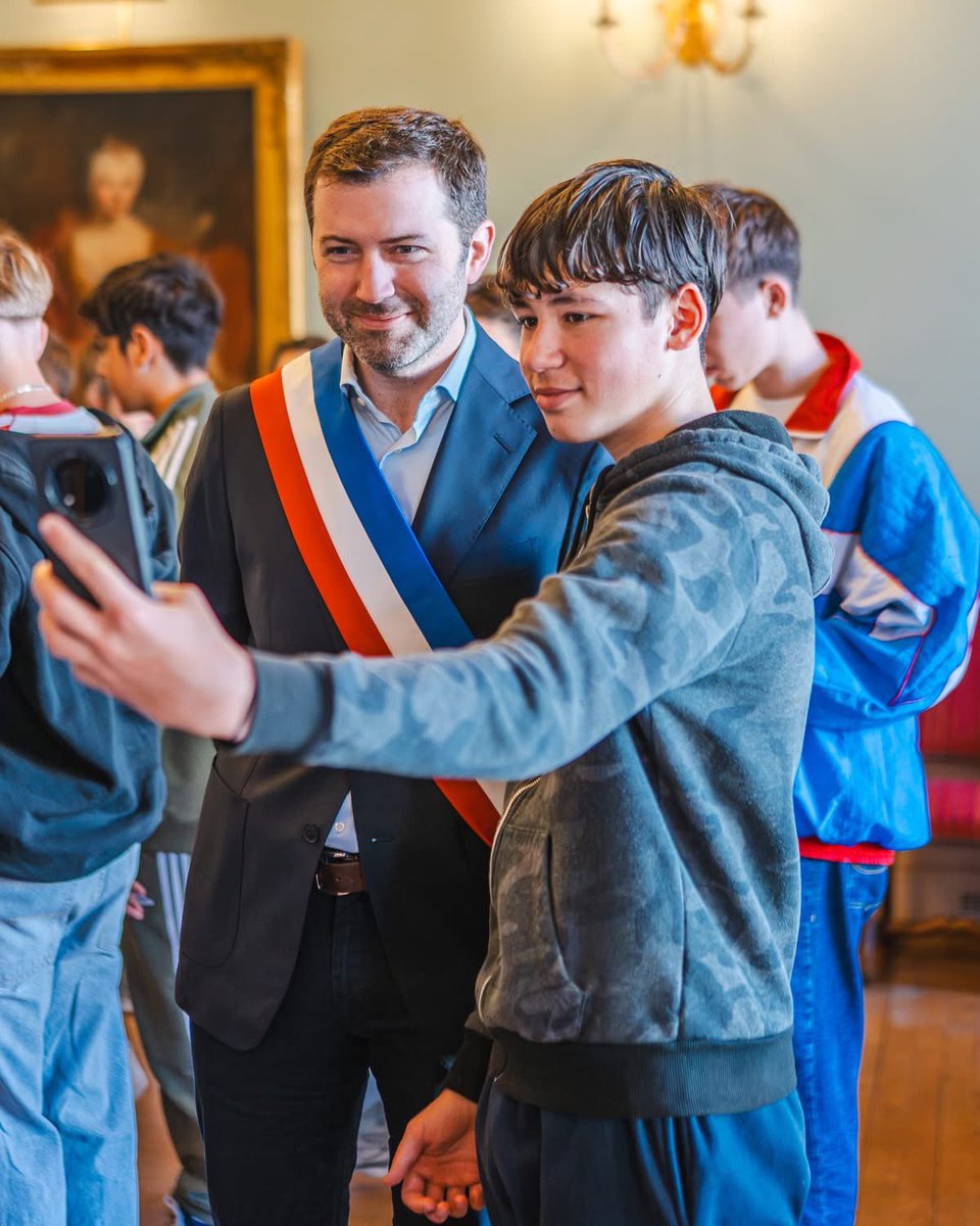 Échange linguistique Cusset – Neusäß 🇫🇷🇩🇪

Hier matin, j’ai eu le plaisir d’accueillir à la Mairie 18 jeunes collégiens allemands, accompagnés de leurs correspondants français du Collège Maurice Constantin Weyer - Cusset.

Une belle occasion de souligner les liens et l’amitié qui