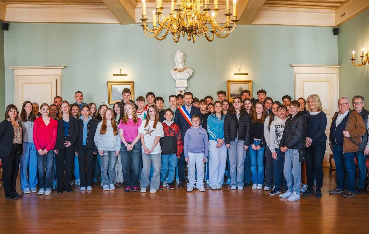 jslaloy's tweet photo. Échange linguistique Cusset – Neusäß 🇫🇷🇩🇪

Hier matin, j’ai eu le plaisir d’accueillir à la Mairie 18 jeunes collégiens allemands, accompagnés de leurs correspondants français du Collège Maurice Constantin Weyer - Cusset.

Une belle occasion de souligner les liens et l’amitié qui unissent désormais nos deux grands pays alors que, durant des siècles, ils ne cessèrent d’être ennemis. 

Un grand merci aux enseignants des deux établissements ainsi qu’au comité de jumelage Cusset–Neusäß avec lequel nous célébrerons  cette année 25 ans de jumelage. 

#Cusset #Jumelage #Neusäß