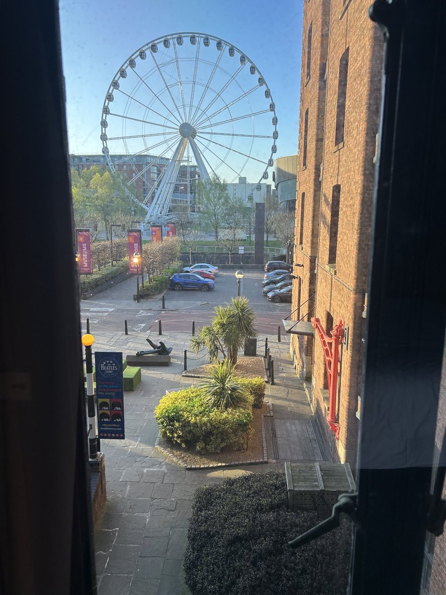 aston1970ap's tweet photo. A big hello from sunny #Liverpool πβοΈ #hotelroomview π https://t.co/dQNBeZvEds
