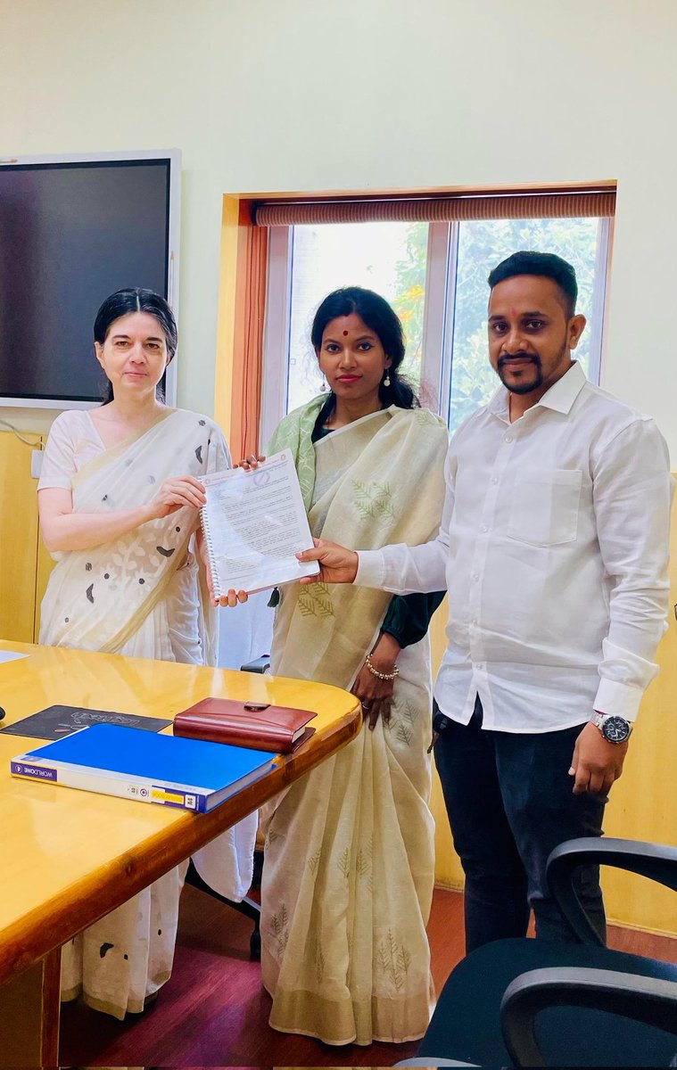 ବିଦ୍ୟାଳୟ ଓ ଗଣଶିକ୍ଷା ବିଭାଗର ପ୍ରମୁଖ ଶାସନ ସଚ଼ିବ ଶ୍ରୀମତୀ ଶାଳୀନ ପଣ୍ଡିତଙ୍କୁ ସକ୍ଷମ ସଂଗଠନର ସମ୍ପାଦିକା ଶ୍ରୀମତୀ ମନସ୍ମିତା ଜେନା,ସଂଘର ସା.ସମ୍ପାଦକ ଆୟୁଷ୍ମାନ ଚୌଧୁରୀ ସାକ୍ଷାତକରି ସାଧାରଣ ବିଦ୍ୟାଳୟରେ ସ୍ବତନ୍ତ୍ର ଶିକ୍ଷକ ନିଯୁକ୍ତି ବିଷୟରେ ଆଲୋଚନା କରିବା ସହ ସଂଘର ସାମୁହିକ ସ୍ବାର୍ଥ ସମ୍ବଳିତ ଦାବିପତ୍ର ପ୍ରଦାନ କରିଥିଲେ।