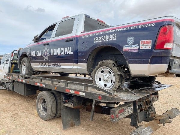 NotaRojaChih's tweet image. 🚨 ¡CASAS GRANDES EN LLAMAS! 🚨
Comando armado embosca a policías:
1 muerto 💥, 1 herido grave 😷.
"Fue una cacería", dicen testigos.
La sierra de Chihuahua se hunde cada vez más en el control narco 🔥💣.
#CasasGrandes #NCDJ #NarcoEstado
Fuente:eldiariodechihuahua.mx/estado/2025/ap…