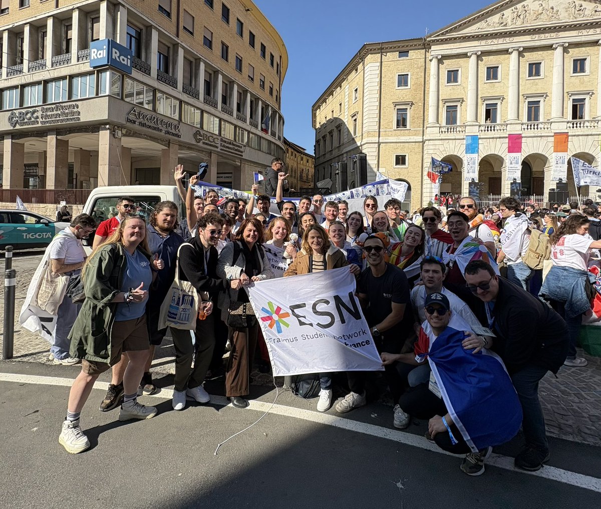 valeriecourrech's tweet photo. 🇪🇺#ErasmusGenerationMeeting à Ancona : +1500 jeunes européens, dont 52 Français, réunis par @ESN_Int &amp; @ErasmusPlusInd pour débattre mobilité, engagement citoyen et volontariat. L’esprit #ErasmusPlus en action !

#EGMancona2025 #ErasmusGeneration #RoadToEGM2025 #THISisESN https://t.co/oAPsriO7lP