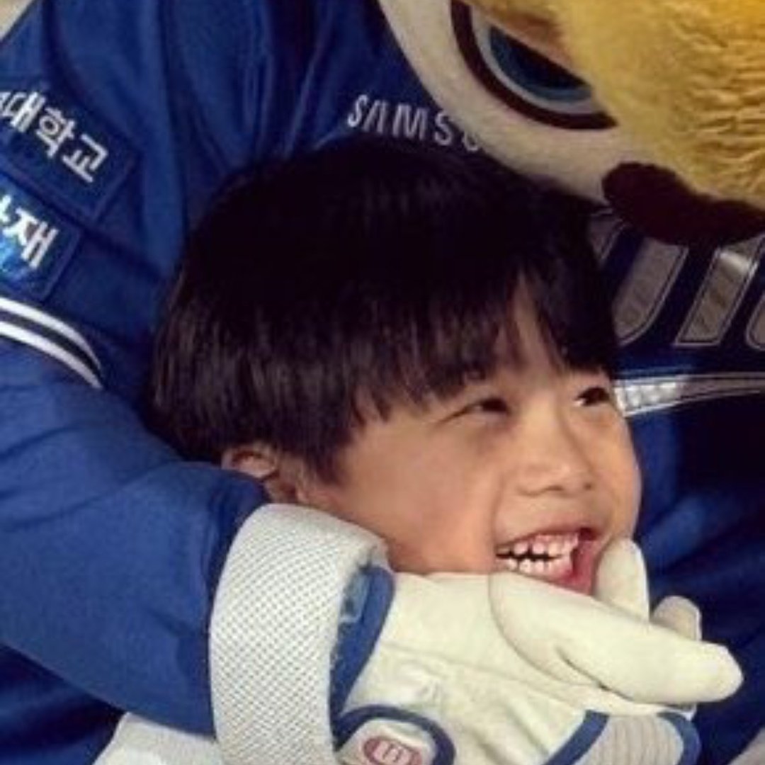 곤님 아까 활짝 웃는데 비야군이랑 똑같이 생기셨어...