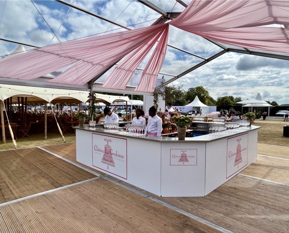ThePortabar's tweet photo. Your brand deserves more than a generic setup. 🥂

Whether it's a luxury hotel bar or a product activation, Portabar offers tailored finishes and interchangeable graphics—helping you stay visually consistent, whatever the event.

#portabar #outdoorbar #terracebar https://t.co/qEiWWH0r7I