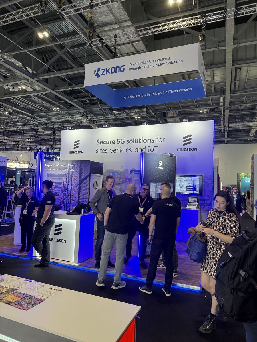 TheDigitalLine's tweet image. George Vaughan visits this year’s Retail Technology Show at Excel
It is fascinating to understand how the latest advancements in AI are now shaping the industry and what key solutions might make their way over to stadiums and arenas in the future

#HospitalityTech @fujitsu_uk