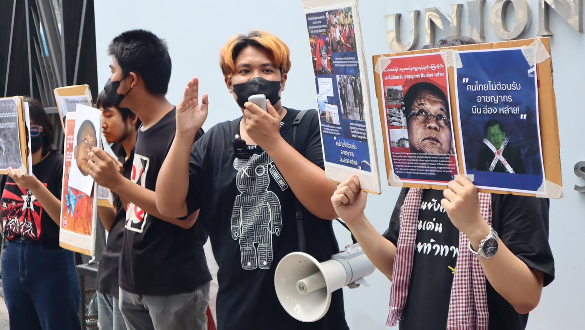 newinreallife's tweet photo. 13:00 กลุ่มชาวไทย รวมตัวด่วนหน้าสถานทูตเมียนมาใน กทม. อ่านแถลงการณ์คัดค้านการเชิญ #มินอ่องหล่าย มาร่วมประชุมใน กทม. เรียกร้องคนทุกชาติมองให้ออกว่าศัตรูที่แท้จริงไม่ใช่คนตัวเล็ก ๆ ด้วยกันเอง ประกาศประณามการทำร้ายและคุกคามกลุ่มแรงงานเมียนมาในไทยที่ UN เช้านี้ #MAL_GET_OUT https://t.co/jpxYD2qBC6