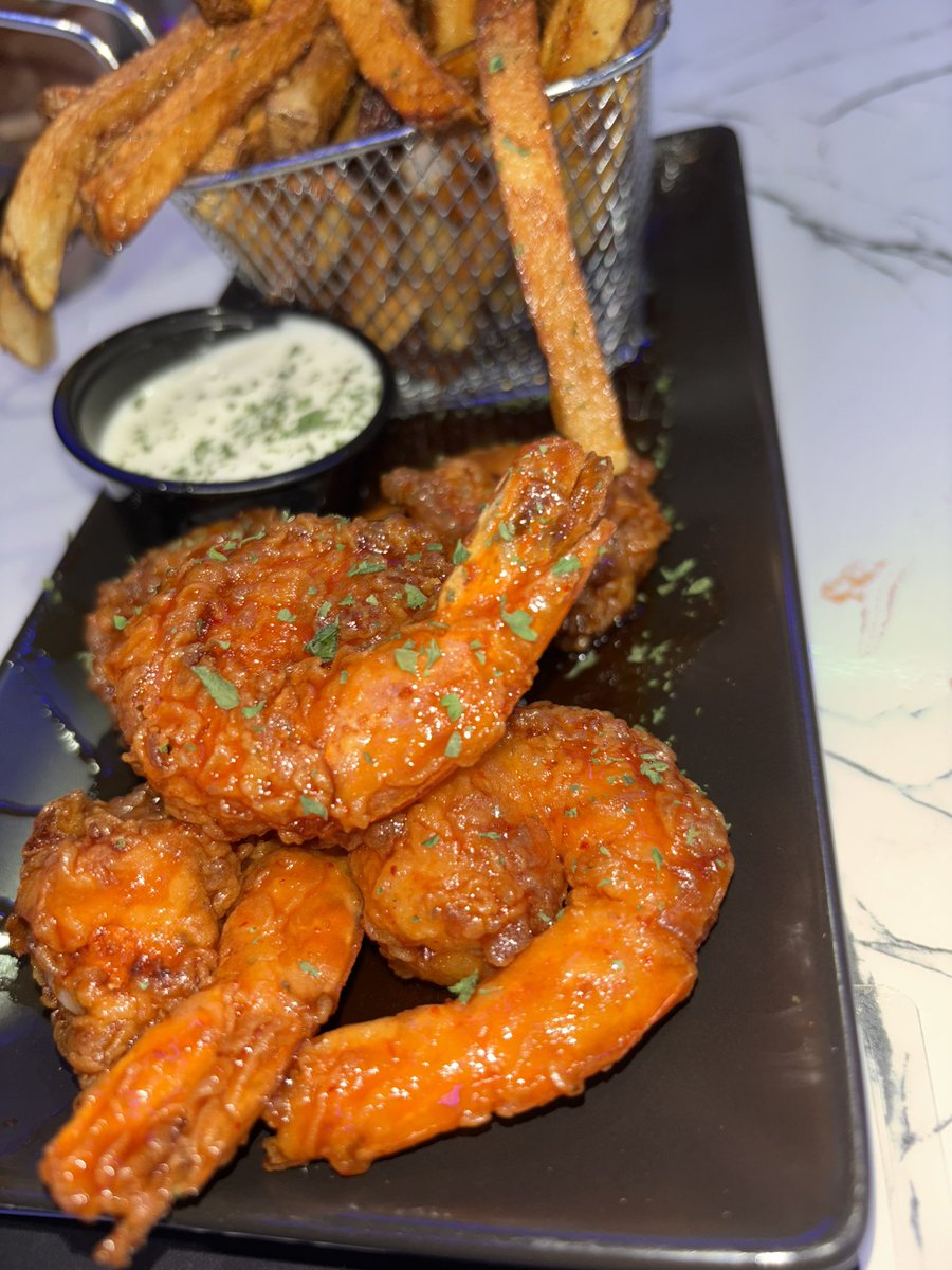 SidSpots's tweet photo. Honey Buffalo Shrimp, Chargrilled Oysters, Fried Red Snapper, Garlic Parmesan Wings &amp; Buffalo Wings @ Truffle Chicago.

#SidSpots #pilsen #byob #soulfood https://t.co/SqfB8WRDnM