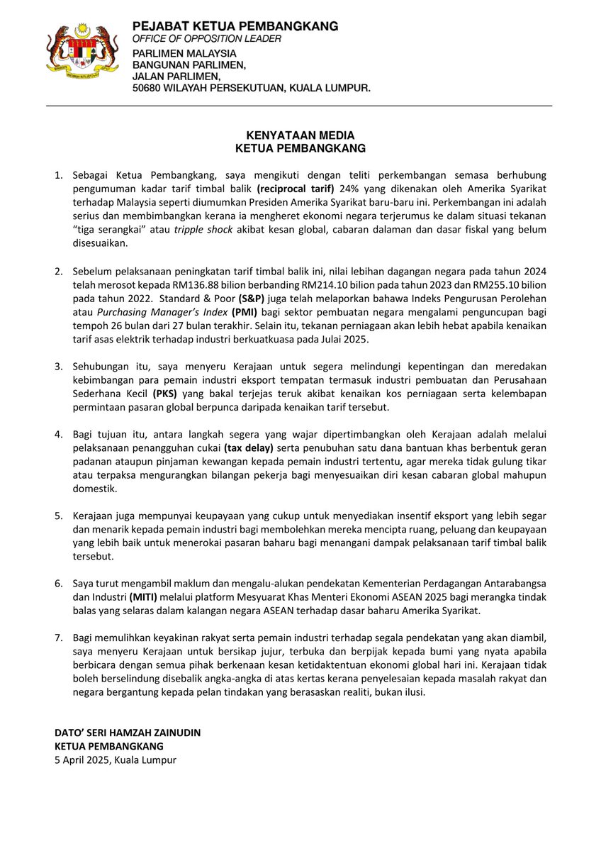 hamzahzainudin_'s tweet photo. KENYATAAN MEDIA
KETUA PEMBANGKANG
 
1.     Sebagai Ketua Pembangkang, saya mengikuti dengan teliti perkembangan semasa berhubung pengumuman kadar tarif timbal balik (reciprocal tarif) 24% yang dikenakan oleh Amerika Syarikat terhadap Malaysia seperti diumumkan Presiden Amerika Syarikat baru-baru ini. Perkembangan ini adalah serius dan membimbangkan kerana ia mengheret ekonomi negara terjerumus ke dalam situasi tekanan “tiga serangkai” atau tripple shock akibat kesan global, cabaran dalaman dan dasar fiskal yang belum disesuaikan.
 
2.     ⁠Sebelum pelaksanaan peningkatan tarif timbal balik ini, nilai lebihan dagangan negara pada tahun 2024 telah merosot kepada RM136.88 bilion berbanding RM214.10 bilion pada tahun 2023 dan RM255.10 bilion pada tahun 2022.  Standard & Poor (S&P) juga telah melaporkan bahawa Indeks Pengurusan Perolehan atau Purchasing Manager’s Index (PMI) bagi sektor pembuatan negara mengalami penguncupan bagi tempoh 26 bulan dari 27 bulan terakhir. Selain itu, tekanan perniagaan akan lebih hebat apabila kenaikan tarif asas elektrik terhadap industri berkuatkuasa pada Julai 2025.
 
3.     Sehubungan itu, saya menyeru Kerajaan untuk segera melindungi kepentingan dan meredakan kebimbangan para pemain industri eksport tempatan termasuk industri pembuatan dan Perusahaan Sederhana Kecil (PKS) yang bakal terjejas teruk akibat kenaikan kos perniagaan serta kelembapan permintaan pasaran global berpunca daripada kenaikan tarif tersebut.
 
4.     Bagi tujuan itu, antara langkah segera yang wajar dipertimbangkan oleh Kerajaan adalah melalui pelaksanaan penangguhan cukai (tax delay) serta penubuhan satu dana bantuan khas berbentuk geran padanan ataupun pinjaman kewangan kepada pemain industri tertentu, agar mereka tidak gulung tikar atau terpaksa mengurangkan bilangan pekerja bagi menyesuaikan diri kesan cabaran global mahupun domestik.
 
5.     Kerajaan juga mempunyai keupayaan yang cukup untuk menyediakan insentif eksport yang lebih segar dan menarik kepada pemain industri bagi membolehkan mereka mencipta ruang, peluang dan keupayaan yang lebih baik untuk menerokai pasaran baharu bagi menangani dampak pelaksanaan tarif timbal balik tersebut.
 
6.     Saya turut mengambil maklum dan mengalu-alukan pendekatan Kementerian Perdagangan Antarabangsa dan Industri (MITI) melalui platform Mesyuarat Khas Menteri Ekonomi ASEAN 2025 bagi merangka tindak balas yang selaras dalam kalangan negara ASEAN terhadap dasar baharu Amerika Syarikat.
 
7.     Bagi memulihkan keyakinan rakyat serta pemain industri terhadap segala pendekatan yang akan diambil, saya menyeru Kerajaan untuk bersikap jujur, terbuka dan berpijak kepada bumi yang nyata apabila berbicara dengan semua pihak berkenaan kesan ketidaktentuan ekonomi global hari ini. Kerajaan tidak boleh berselindung disebalik angka-angka di atas kertas kerana penyelesaian kepada masalah rakyat dan negara bergantung kepada pelan tindakan yang berasaskan realiti, bukan ilusi.

DATO’ SERI HAMZAH ZAINUDIN
KETUA PEMBANGKANG
5 April 2025, Kuala Lumpur