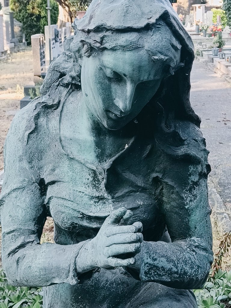 themangia's tweet image. Anche oggi visita al #CampoSanto, per #pregare e portare un pensiero ai miei cari #defunti.. e a tutti quelli che riposano lì.
Dopo mesi, una piccola sorpresa: un #leprottino correva tra le lapidi. Troppo veloce per una foto, ma abbastanza per regalarmi un sorriso.
Buongiorno!