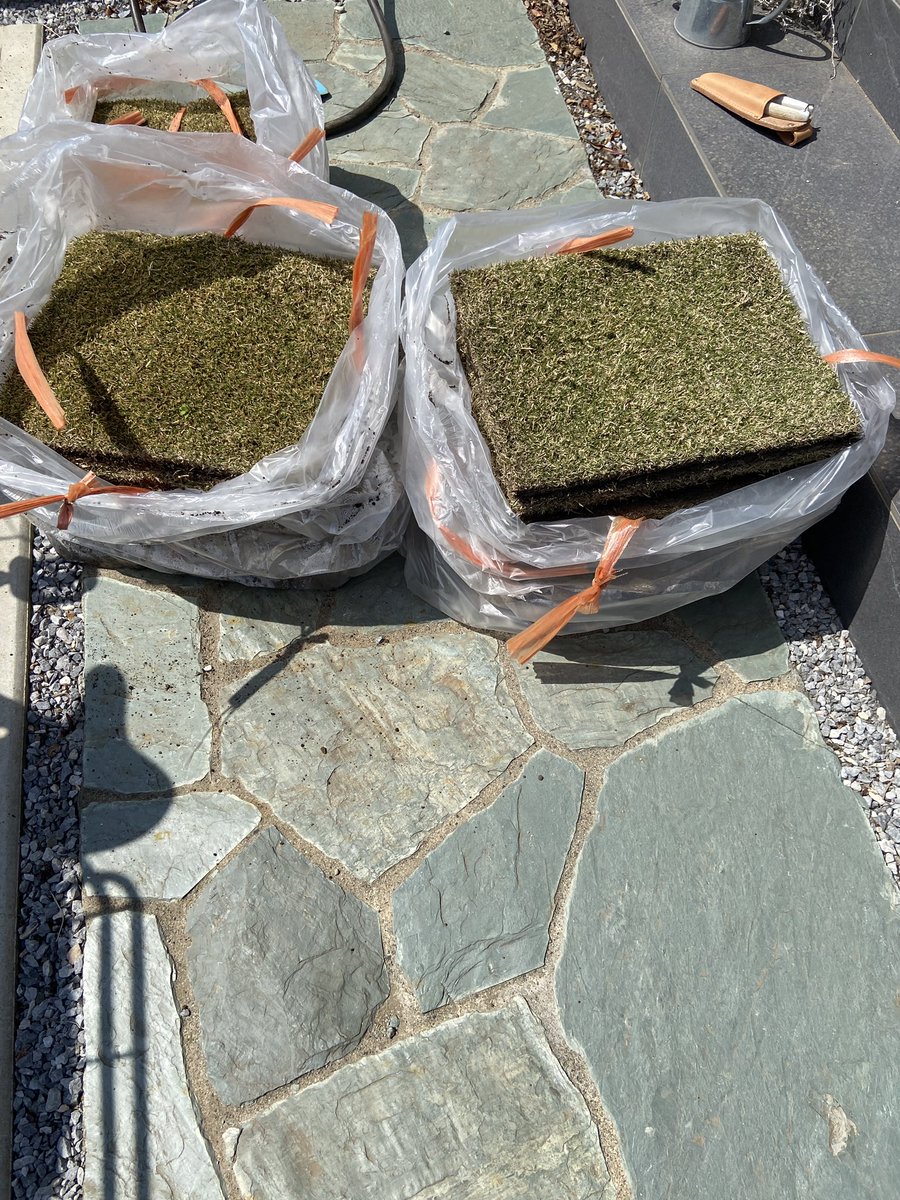 ymgt_a's tweet photo. TM9購入して芝張りスタート
我流でやろうとしたけど凸凹がひどくご近所さんに救いを求めたらとても綺麗に仕上がる
よくよくご近所さんのお話聞くと仕事で芝張りもやってたらしくプロだった
残りはまた明日 https://t.co/mcY1cpJKwI