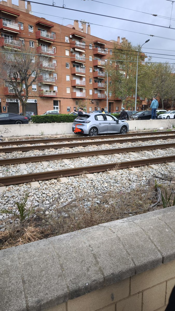 JordiColomeB's tweet photo. A Mataró cada dia aparquen pitjor... Pd: més enllà de l'ensurt, tothom està bé. https://t.co/0gWZsdXXyN
