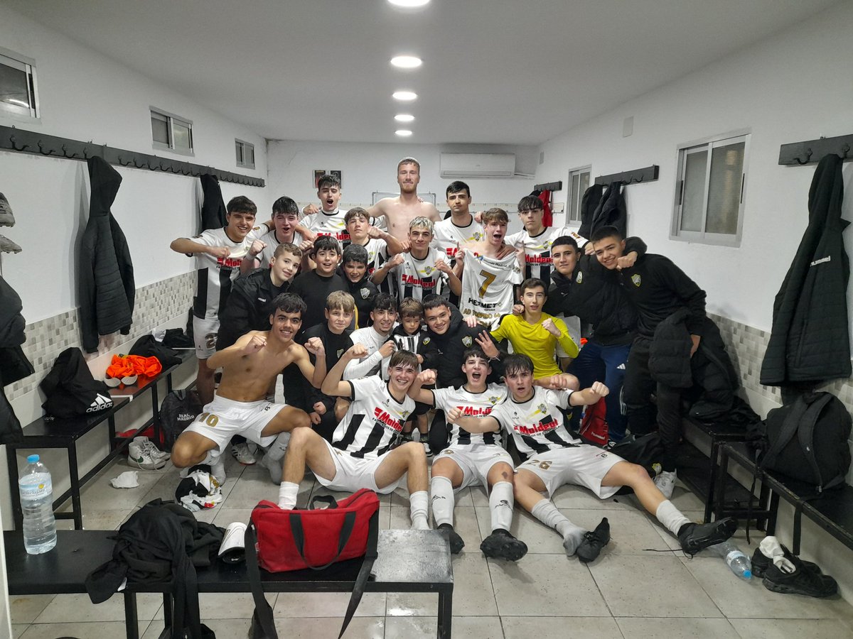 Juvenil Preferente 3 
( Kevin ⚽️ Rodri ⚽️  Serrano ⚽️ )
EMF Consuegra 1
Partido que se nos puso en contra pero esta vez los chicos si consiguieron darle la vuelta al marcador a base de entrega e intensidad.  Gran trabajo chicos.