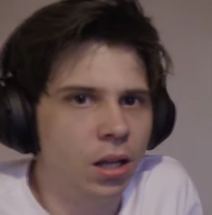rubiuhwachin's tweet photo. No puede ser que estoy viendo el primer capitulo de apocalipsis zombie del wigetta que se subió hace 11 años y en una parte willy le dice a vege: cuando vas a terminar de hacer la casa, en el 2025? JAKSJSJ https://t.co/nDLkfp4X5w